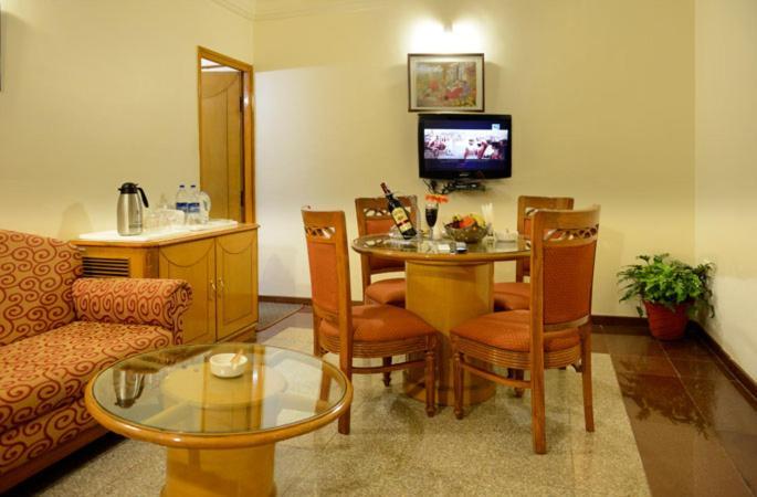 Hotel Amer Palace Bhopal Exteriör bild
